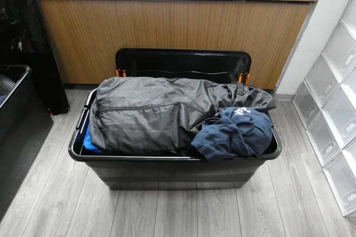Wanne mit Deckel und Inhalt (Divers)